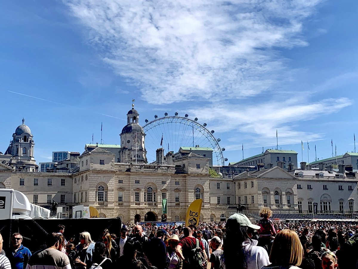 ruths_gallery's tweet image. A few clouds appeared over deep blue skies at Twickenham and London this weekend. 

Especially love the first one as we waited for a bus on our way to London yesterday. 

#clouds #twickenham #london @SallyWeather