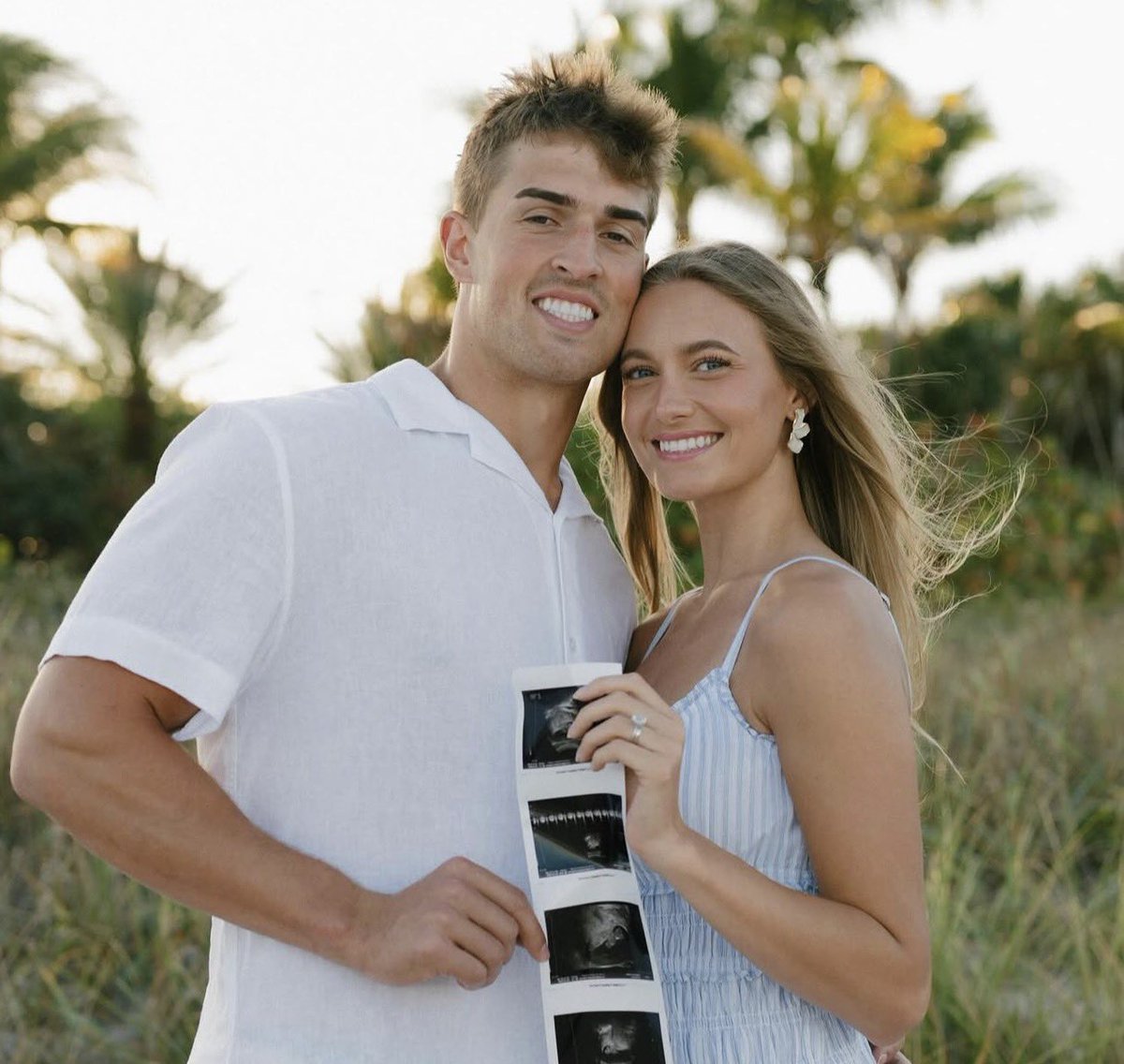 LosTalksPats's tweet image. Fun Fact: 3 of the #Patriots 9 draft picks are already married.

🔹Caleb Lomu (21)
🔹Eli Raridon (22)
🔹Dametrious Crownover (24)

Eli and his wife, Anna, are also expecting their first child later this year.