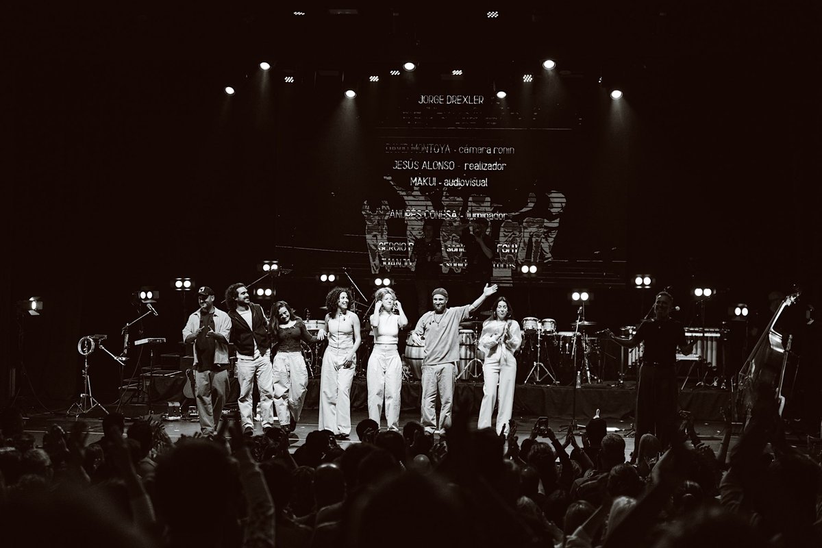 drexlerianos's tweet photo. "Es la vida, es bonita y es bonita"

#jorgedrexler #taracá #drexlerianos

📸: @instantesxcande / Candela Suárez https://t.co/7mtufEA1o4