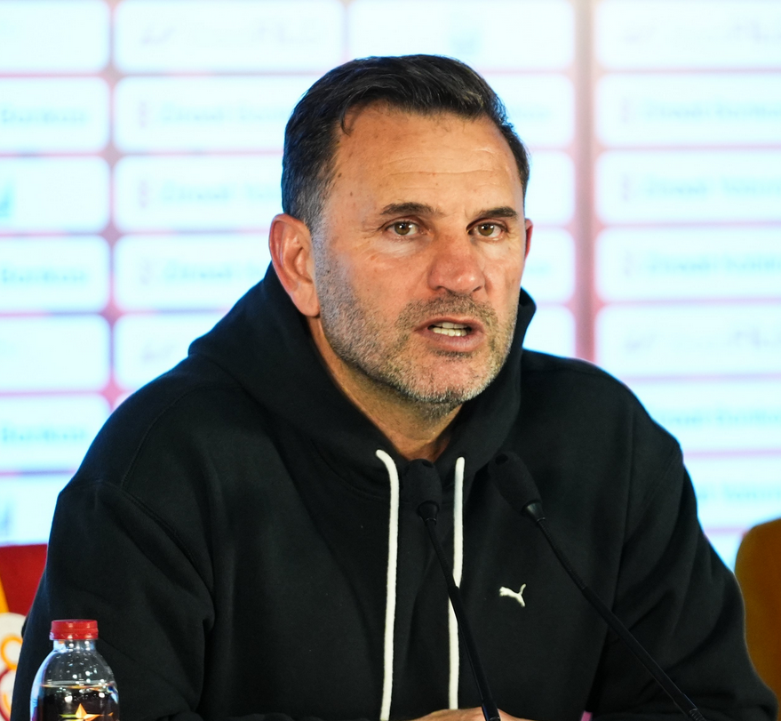 OddsradarTR's tweet photo. Okan Buruk: 
"3 takım arasında bir şampiyonluk yarışı var. Fenerbahçe şu an en yakınımız, Trabzonspor da 6 puan gerimizde. Bugün kazandığımızda şampiyon olmuyoruz ama bir avantaj yakalıyoruz."

📲 Canlı oranları kaçırma: 
https://t.co/gYpprRHZ9I

#GSvFB https://t.co/xopCEDeMMp
