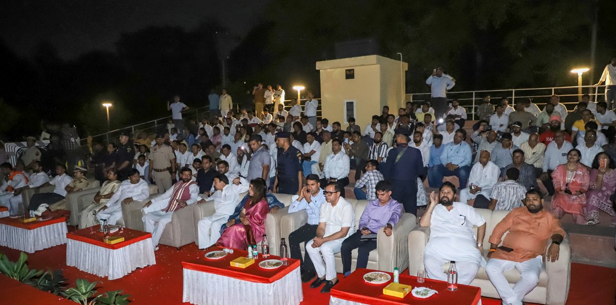 आज गुरुग्राम के लेजर वैली पार्क में आधुनिक साउंड एवं लाइट शो के साथ वाटर स्क्रीन पर 3D प्रोजेक्शन मैपिंग का शुभारंभ किया।

साथ ही, पार्क में सिंथेटिक ट्रैक के निर्माण एवं व्यापक सौंदर्यकरण की घोषणा भी की, जिससे नागरिकों को और बेहतर सुविधाएं मिल सकेंगी।

इस अवसर पर म्यूजिकल