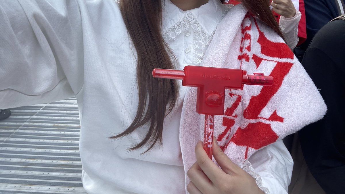 dazzlin_178's tweet photo. 東方神起日産スタジアム行ってきました。
サイドステージ0ｽﾞﾚで、5mくらいの距離に東方神起がいて幸せすぎた。チャンミンと目が合って全身ではしゃいでたら微笑んでありがとうって言ってくれた死 https://t.co/imOGGeunBN