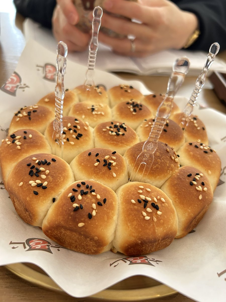 HaruKazu711's tweet image. カフェ🫖で作業してから仕事💻
レッドティーにこのパン🥯が最高に合う😋🥰👍
#Riyadh #サウジアラビア生活 #cafe