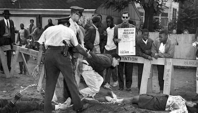 HistoricClicks's tweet photo. 21-year-old Bernie Sanders protesting segregation and getting arrested in Chicago. August 1963. https://t.co/3V4GcSsE0p