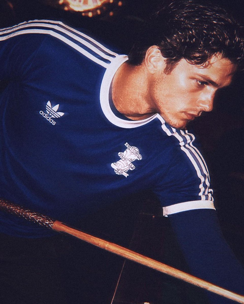 BluesFocus's tweet photo. 𝑻𝒉𝒆 𝟏𝟗𝟕𝟕-𝟕𝟖 𝑯𝒐𝒎𝒆.

​A pure expression of Birmingham City heritage.

​🚨 JUST DROPPED - LIMITED STOCK.
Already moving fast!

​🎟️ Use code: BF10 (Extra 10% OFF).

​🔗 https://t.co/nXScjg8Q7n https://t.co/YiLBELxiSJ