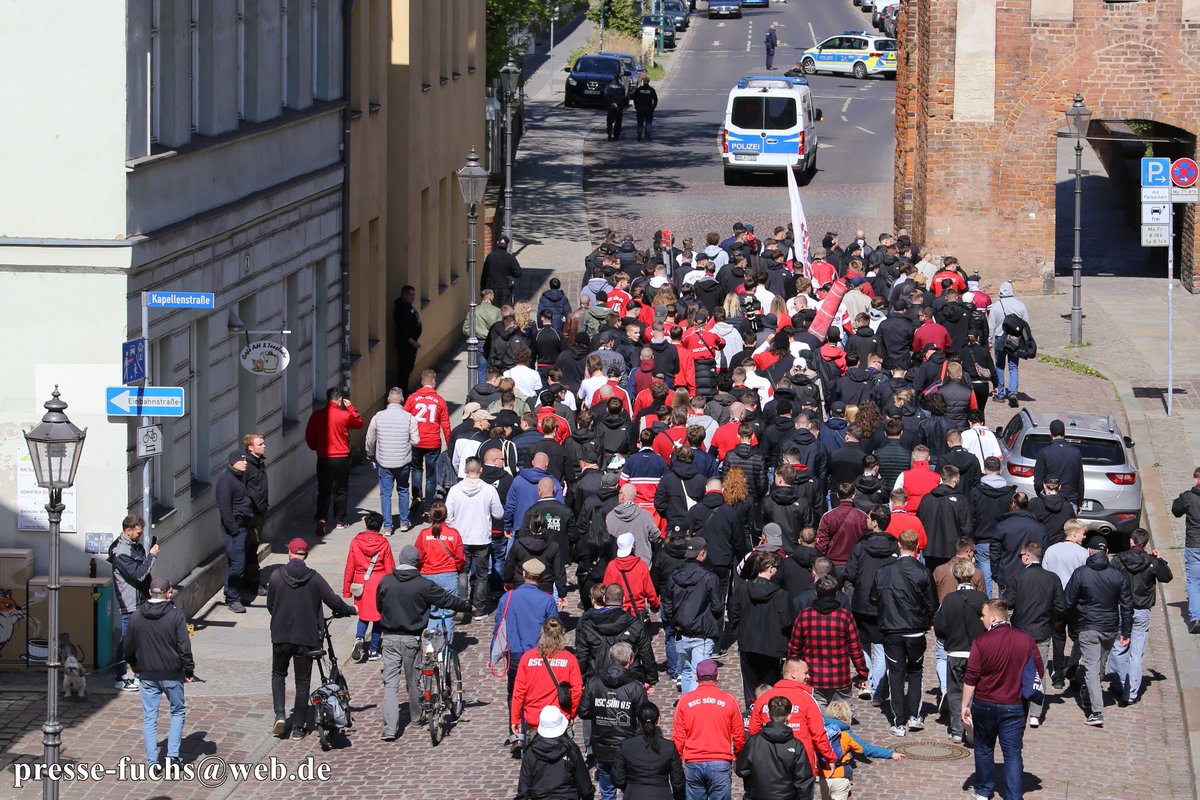Pressefuchs_Brb's tweet photo. 1/1 In #BrandenburgHavel fand gestern das brisante #Stadtderby zwischen dem "BSC Süd 05" und der "BSG Stahl #Brandenburg" in der Brandenburgliga statt. Vor knapp über 3.000 Zuschauenden gewann der "BSC Süd 05" mit 5:2 Toren.
Fotos: https://t.co/uHDdhDbTZF https://t.co/yqtuPtCtJ6