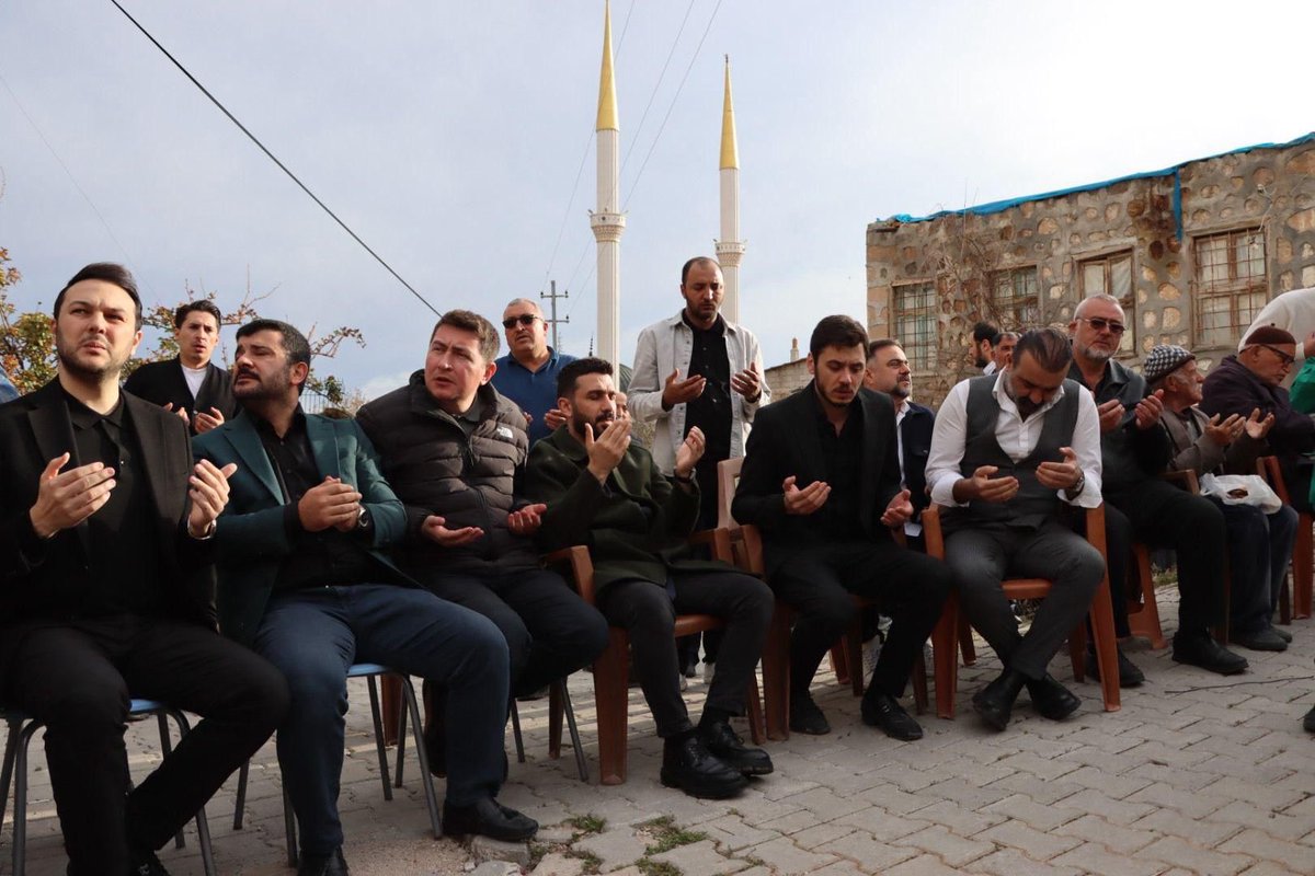 oguzhantuncatr's tweet photo. Önceki dönem İl Temsilcimiz İsmail Yeğin’in vefat eden babası merhum Mehmet Yeğin’in cenaze namazına katılıp kalabalığın tekbirleriyle son yolculuklarına uğurladık.

Mekanı cennet olsun. Cümlemizin başı sağ olsun. https://t.co/jLn0xHAe3g
