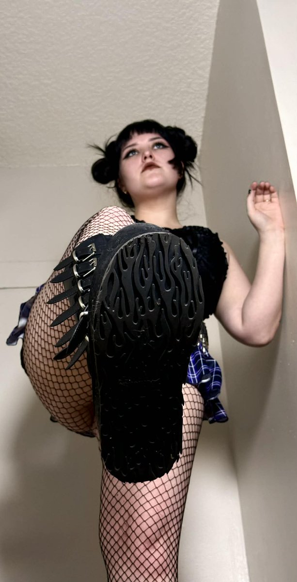 Lonleystonee's tweet photo. "Stomps on you" 😈 
#altgirl #emo #milf #fetish #feet #feetfetısh #footfetısh #findom #onlyfans #fansly #contentcreator #selling #seller #dm #thick https://t.co/Hl6Kpk6jdG