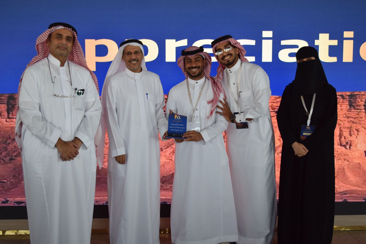 Alkaff0's tweet photo. تشرفت بتكريمي من سعادة وكيل كلية الطب بجامعة الملك عبدالعزيز، البروفسور سمير، كقائد للجنة المتحدثين في مؤتمر #Aftermed26 🤍✨

حيث تولّيتُ قيادة لجنة المتحدثين، ونسّقتُ أكثر من 30 محاضرة بمشاركة أكثر من 30 طبيبًا من مختلف التخصصات.

تجربة كانت مليئة بالفخر والعمل والشغف، وأعتز بكل لحظة فيها.

كل الشكر لصديقي العزيز @Thamer_alsalm، قائد المؤتمر، على قيادته وجهوده في إخراج هذا العمل بهذا المستوى المميز