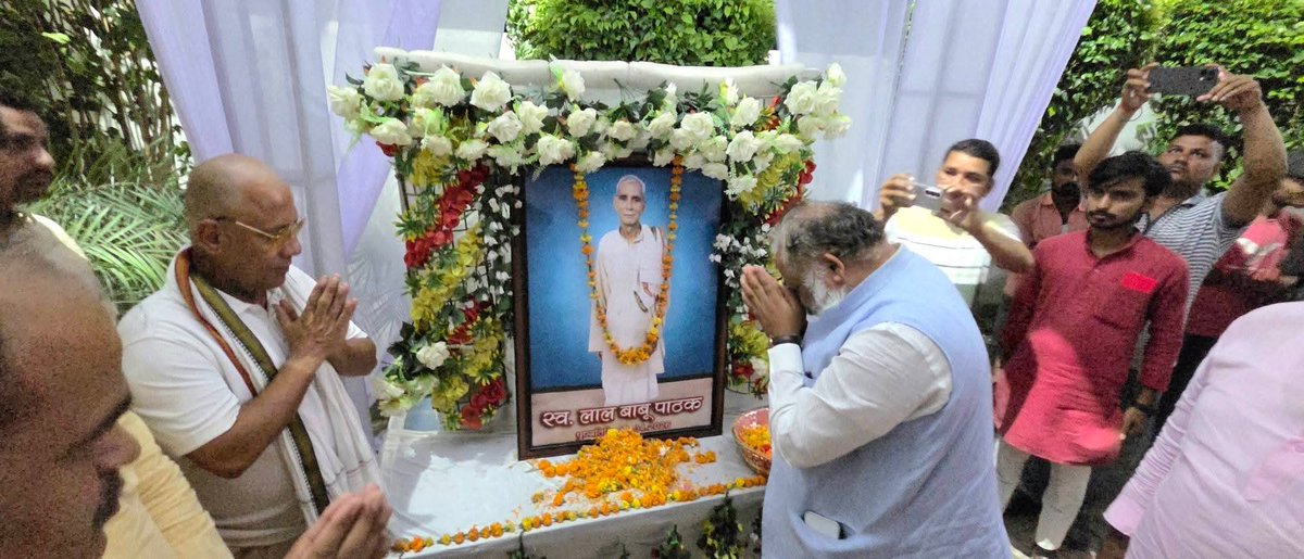 PNPathakBJP's tweet photo. आज मा० परिवहन मंत्री श्री दयाशंकर सिंह जी, मा० विधायक सुल्तानपुर श्री राजबाबू उपाध्याय जी, क्षेत्रीय उपाध्यक्ष भाजपा अरविंद जायसवाल जी,क्षेत्रीय उपाध्यक्ष मंजू सरोज जी, जिलाध्यक्ष दुर्गेश राय जी, क्षेत्रीय उपाध्यक्ष किसान मोर्चा राधेश्याम पाण्डेय जी, दिवाकर मणि जी, DIG. CbCiD श्री अशोक शुक्ला जी, जिलाधिकारी कुशीनगर महेंद्र तंवर जी, पुलिस अधीक्षक केशव कुमार जी, भाजपा नेता गोरखपुर मनीष सिंह जी, गोरखपुर से सुनील कुमार जी, भाजपा बिहार प्रदेश कार्यसमिति सदस्य आ० बी०के० सिंह जी, जिला प्रचारक राष्ट्रीय स्वयं सेवक संघ अभय जी, पूर्व जिला पंचायत सदस्य पुण्यप्रकाश तिवारी जी, भाजपा नेता जितेंद्र प्रताप राव जी,सदाशिव मणि त्रिपाठी जी सहित विभिन्न क्षेत्रों से पधारे सम्मानित जनो ने गडहिया पाठक स्थित आवास पर पूज्य पिताजी के छायाचित्र पर पुष्पांजलि अर्पित कर शांति एवं सद्गति हेतु प्रार्थना किया।