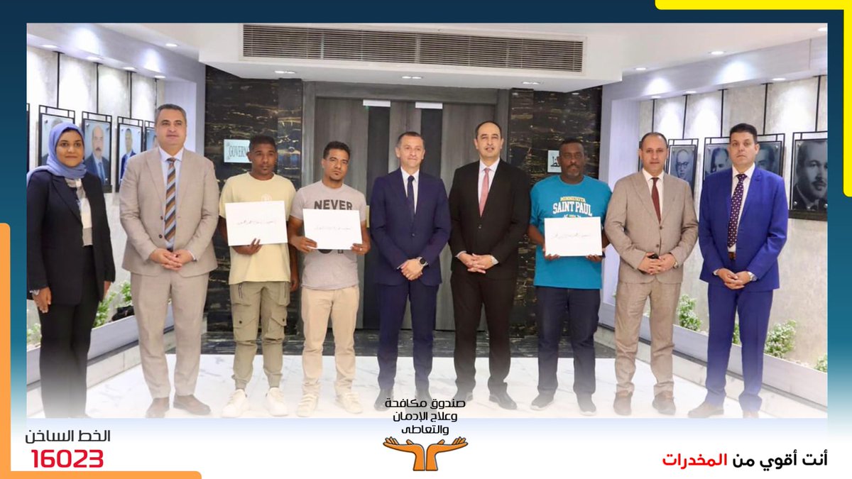drugcontrol1's tweet photo. محافظ أسوان ومدير  صندوق مكافحة الإدمان يسلمان مجموعة من المتعافين عقود لإنشاء مشروعات تجارية فى إطار  تنفيذ محاور الاستراتيجية القومية لمكافحة المخدرات، والحد من مخاطر التعاطي والإدمان التي تم إطلاقها تحت رعاية فخامة السيد/ رئيس الجمهورية https://t.co/CNBARe7QCT