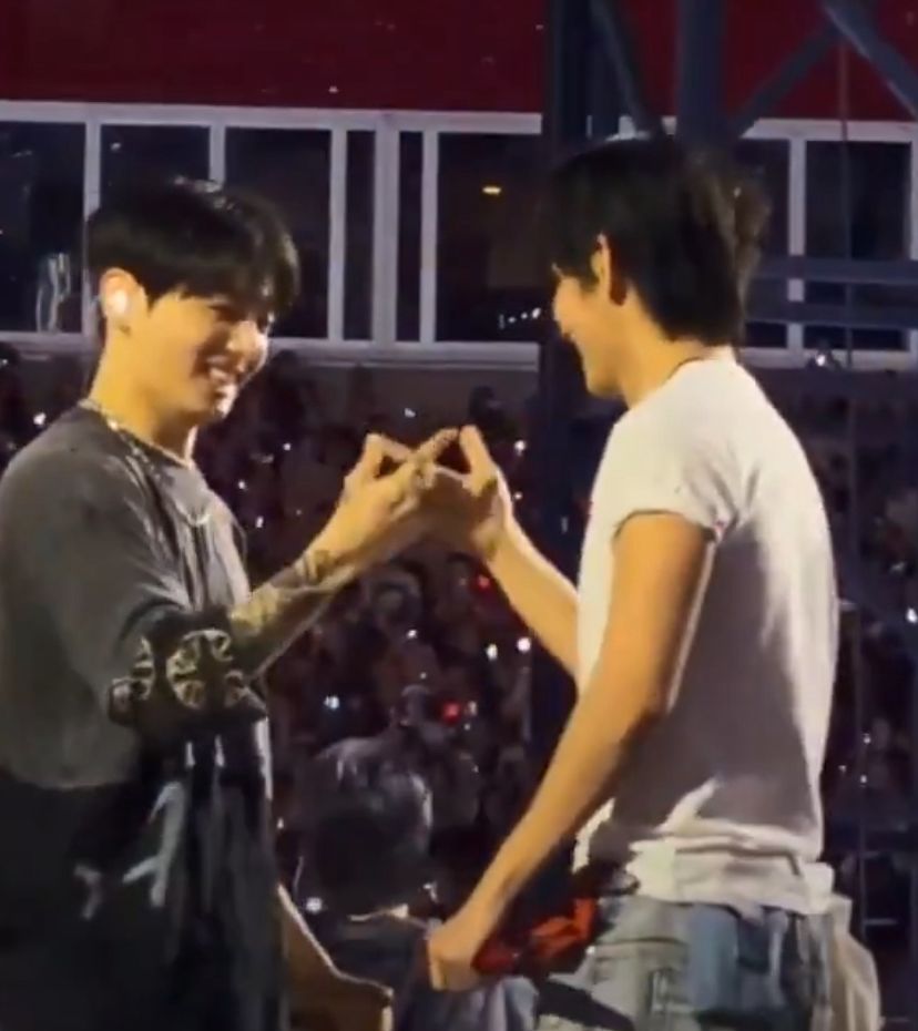 mora 🪭 swim & arirang #1 tweet media