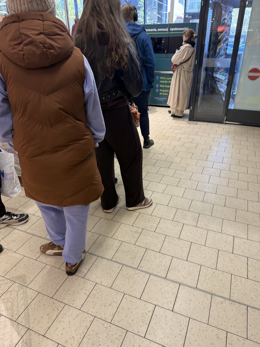 piotr_makowiec's tweet image. Stary Libek poszedł do #Lidl w  @gdansk #GDN  #Wrzeszcz oddał  butelki i kupił Lawendę 😎i #Rudy sąsiadki przyszedł 🤓#weekend #Wiosna ☀️☀️☀️