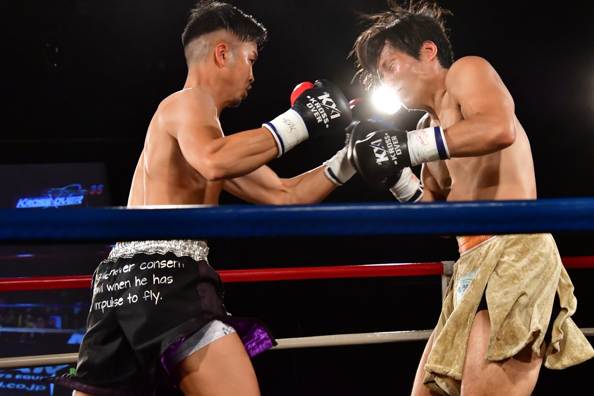 Executioner893's tweet photo. 第17試合 ウェルター級/-67.5kg 3分3R 松澤聡羅選手（GRES 8Mile GYM）vsオーガニック菊﨑選手（ベストキッド東京）。ウェルター級王座戦延期の為、代打出場した菊﨑選手と対戦する松澤選手が強さを示した。1R 左ストレートで1ダウンを奪取した松澤選手だ。
#KROSSOVER https://t.co/12hWlLYCOa