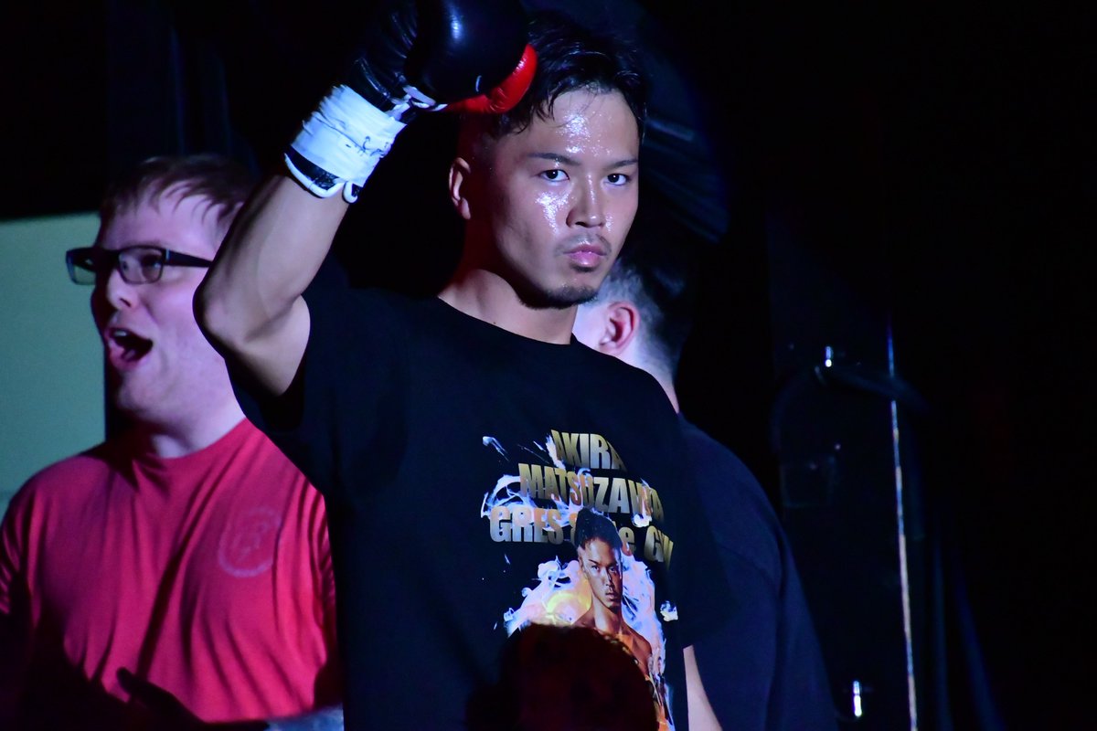 Executioner893's tweet photo. 第17試合 ウェルター級/-67.5kg 3分3R 松澤聡羅選手（GRES 8Mile GYM）vsオーガニック菊﨑選手（ベストキッド東京）。ウェルター級王座戦延期の為、代打出場した菊﨑選手と対戦する松澤選手が強さを示した。1R 左ストレートで1ダウンを奪取した松澤選手だ。
#KROSSOVER https://t.co/12hWlLYCOa
