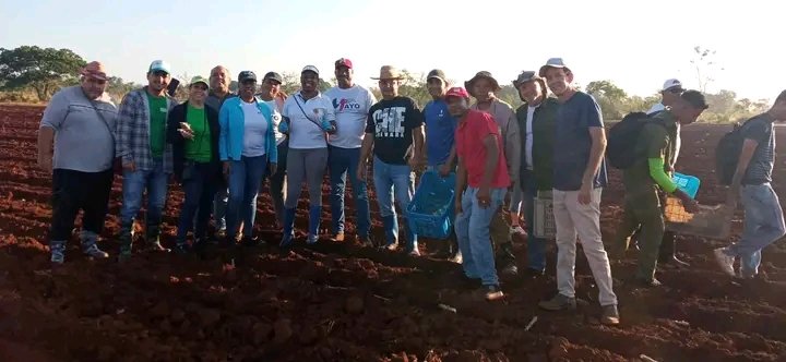 Jornada de trabajo voluntario concebida entre los festejos por el Día Internacional de los Trabajadores en #Mayabeque 
#1DeMayo 
#CubaEsRevolución