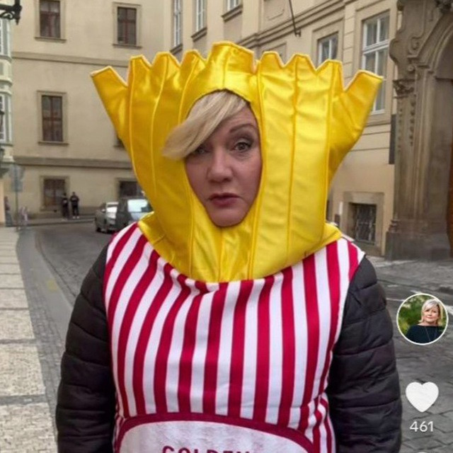 Petr__Lev's tweet photo. Když o seriózní politice mluví někdo, kdo se klidně převlékne za hranolku... https://t.co/zmsQ7cFiKd