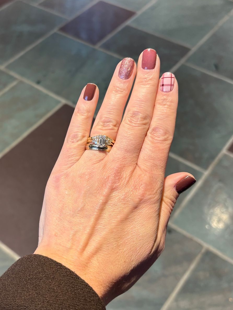 lilyfoxbeauty's tweet image. Classy neutrals
The colors here are great for fall. They will coordinate with maroons and browns and tans and pinks. The plaid adds interest in an elegant, not campy way.

Wraps = So Fetch

Get yours here: lilyandfox.com/products/so-fe…

#lilyandfoxnails #NailWraps #NailArt