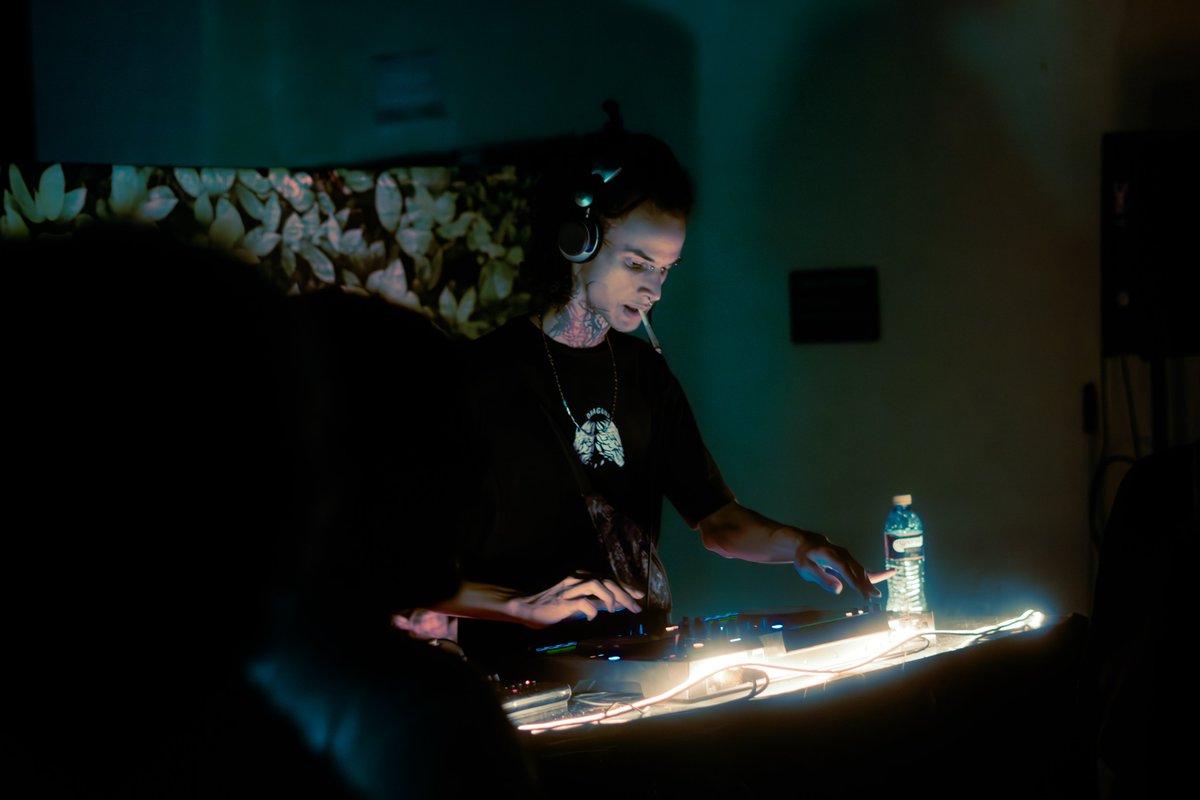 diretora techno tweet media