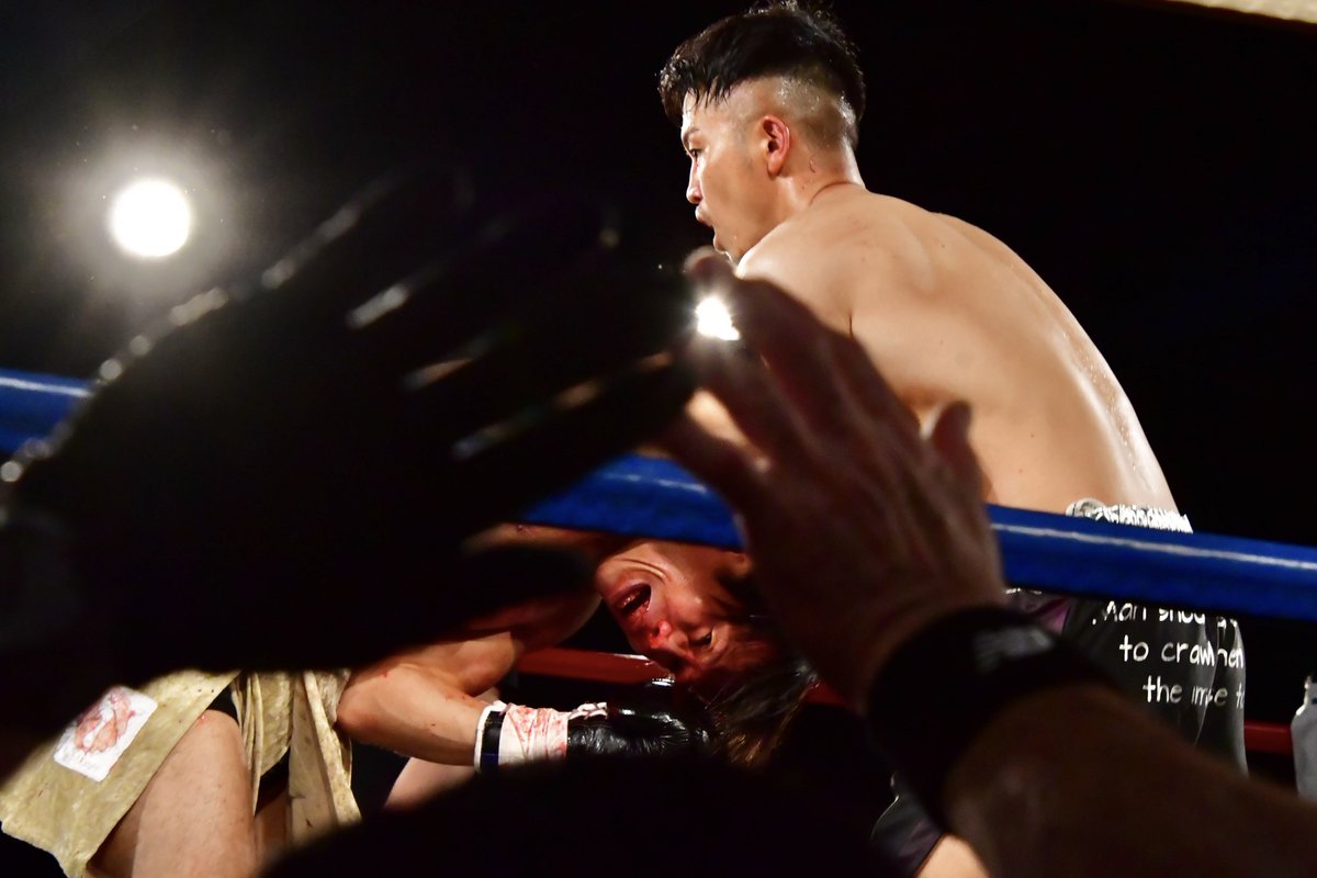 Executioner893's tweet photo. 2R 松澤聡羅選手のパンチが猛威を振るいオーガニック菊﨑選手から更に1ダウンを奪取。更に追撃すると菊﨑選手は防戦一方の状態に。本部席のホイッスルが鳴り試合がストップした。松澤選手の2R TKO勝ち。試合後のマイクでは代打出場してくれた菊﨑選手に感謝の言葉を伝えた松澤選手だった。
#KROSSOVER https://t.co/bVBhz7oXsE