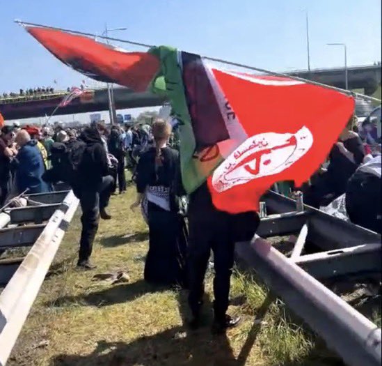 PeervantSokske's tweet image. Het Volksfront voor de Bevrijding van Palestina (PFLP) is een marxistisch-leninistische organisatie die in Nederland, de EU en de VS is aangemerkt als een verboden terroristische organisatie. Maar behalve wat geschreeuw van een VVD minister doen we niets. 
 #ExtinctionRebellion