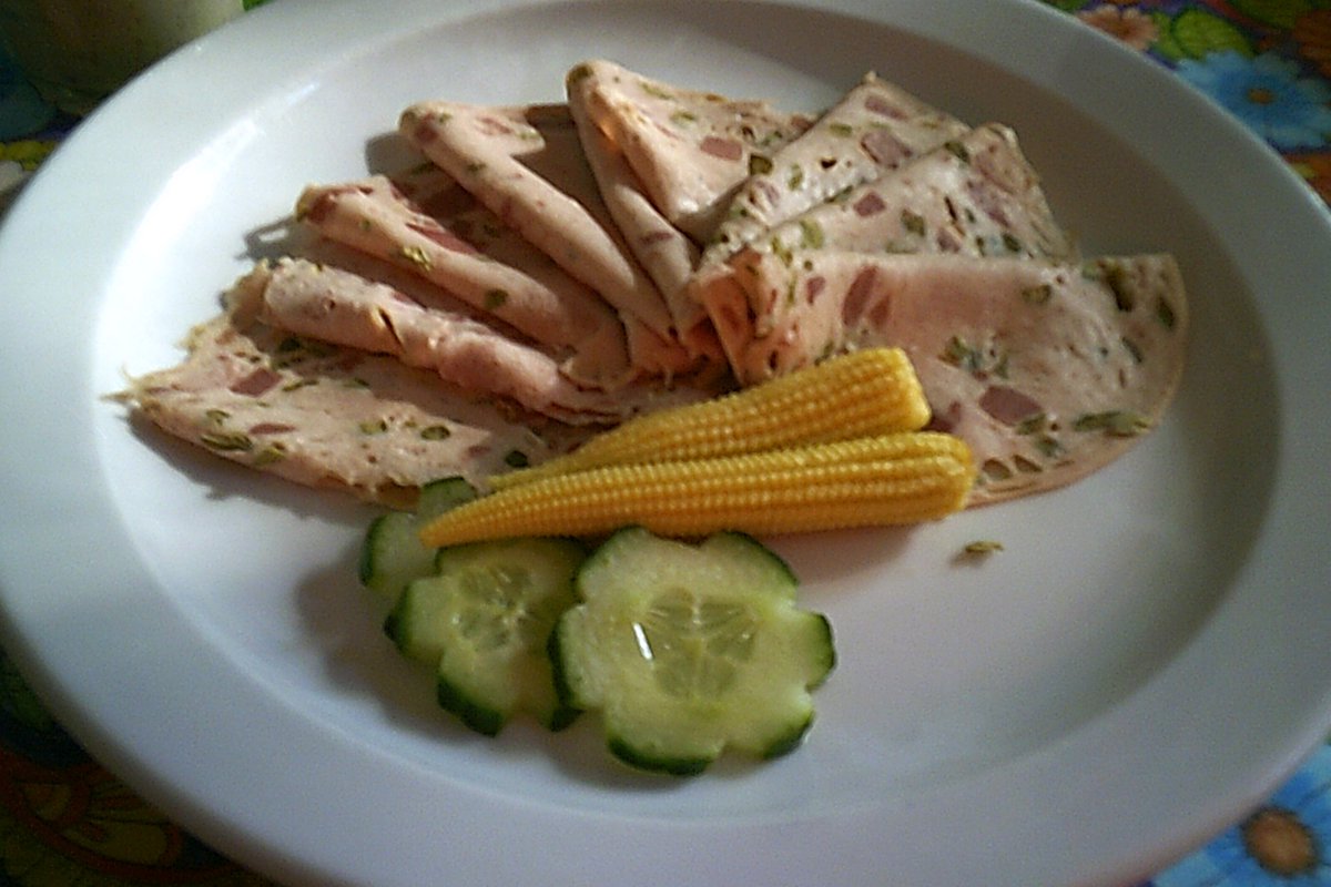 turmalin57's tweet image. Nach der währschaften Berner Platte am Mittag gibt’s jetzt ein leichtes Znacht in Kühlewil: Ein feiner Aufschnitt-Teller mit Mais und Gurken. 🍽️🥒 Genau das Richtige, um den Tag gemütlich ausklingen zu lassen. #Kühlewil #Nachtessen #Bern #Genuss