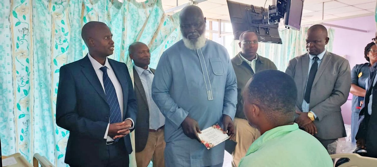 aussom_'s tweet image. Wakiilka Gaark ah ee Midowga Afrika ahna Madaxa #AUSSOM, Danjire El Hadji Ibrahima Diene, ayaa maanta booqday askar ka tirsan ciidanka nabad ilaalinta AUSSOM oo lagu dawaynayo qaar ka mid ah isbitaallada #Nairobi, Kenya.

Wuxuu ciidanka u rajeeyey caafimaad degdeg ah, isagoo ku