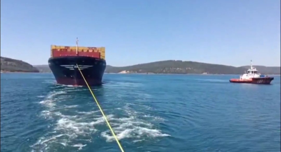 Theseainarabic's tweet image. 🚨تعرضت ناقلة الحاويات Med Beykoz لعطل أثناء عبورها مضيق الدردنيل باتجاه بحر إيجه وتم نقلها بأمان برفقة القواطر إلى منطقة المخطاف حسب بيان لخفر السواحل التركي
الحركة في المضيق طبيعية حالياً
#ship #containers #sea #port #canakkale #turkey #shipping #theseainarabic