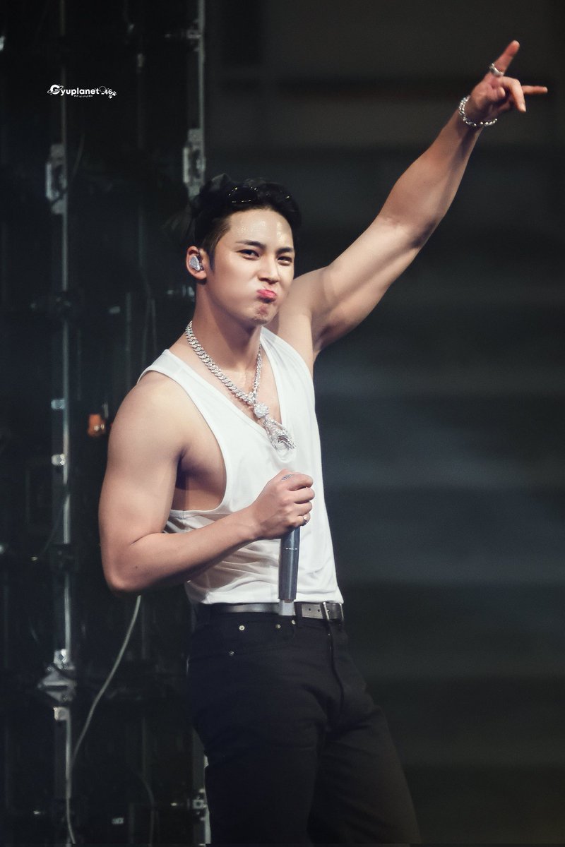 A CARINHA FOFA E O BRAÇO ESTOURANDO DE GOSTOSO