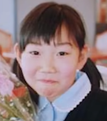 kirintosiden's tweet photo. 【未解決】吉川友梨さん失踪事件の情報提供者が両親に7000万円を要求した理由が最低すぎた

■事件概要（2003年）
大阪府泉南郡（せんなんぐん）の七山地区で、当時小学4年生だった吉川友梨さんが下校途中に行方不明になる事件が発生
↓
なお、現場は熊取町立北小学校から南西に約1.4キロメートルの地点で、住宅地と山林が隣接する丘陵地帯に位置する
↓
この日は社会科見学が実施されており、児童たちは大阪市内にある下水道科学館を訪れていた
↓
ですが、通常授業がなかったため、当時は普段より約30分早い下校スケジュールになっていた
↓
そして、友梨さんは友人3人と共に下校したあと、午後3時過ぎに友人と別れ、1人で自宅に向かって歩いていた
↓
しかし、自宅まであと400メートルという地点で同級生の男子児童に挨拶をされたのを最後に、忽然と姿を消してしまう
↓
その後、家族は午後5時頃になって、友梨さんが帰宅していないことに気付き、すぐに警察に届け出たが、現場周辺では「赤いランドセルを背負った女児」といった目撃情報はあったものの、状況を直接裏付ける決定的な証拠は確認されなかった
↓
そして、これを受けて大阪府警は発生当初から未成年者略取誘拐事件として捜査を開始
↓
その後、事件の約1か月前に現場付近で下校中の児童を凝視していたとされる黒色系のセダンに嫌疑が向けられる
↓
さらに、当日現場周辺を高速で走行していたとされる白色のトヨタ・カムリとみられる車両についても、捜査資料として画像が公表されている
↓
捜査が進められるが、友梨さんの所在が判明することはなかった
↓
捜査が難航する中、友梨さんの両親のもとに「犯人から友梨さんを救出した」と衝撃の情報を提供する2人組が現れる
↓
しかし、その情報提供者たちによって最悪すぎる事実が判明することに

■最悪の情報提供者
2人は「友梨さんを助けた。犯人から奪回した際に費用がかかった」と両親に訴え、現金の支払いを要求
↓
両親は藁にも縋る思いで子供たちの学資保険を切り崩すなどして資金を工面し、2人に現金を支払う
↓
その総額は4年間で7000万円にも達した
↓
しかし、2人の情報提供者は娘を救い出したいという家族の感情を利用した詐欺師で、両親のもとに友梨さんが帰ることはなかった
↓
詐欺師たちは騙し取った金を生活費やギャンブルでほとんど使いきっており、彼らには有罪判決が下されたものの、詐取された約7000万円が回収されることはなかった
↓
現在も友梨さんの行方は判明しておらず、依然として未解決のままとなっている中、警察は2026年7月までを期限として上限300万円の捜査特別報奨金を設定し、引き続き情報提供を呼びかけている

■世間の反応
・本当に無事に見つかってほしい
・失踪事件に巻き込まれた家族を騙すとか人じゃねえだろこいつら