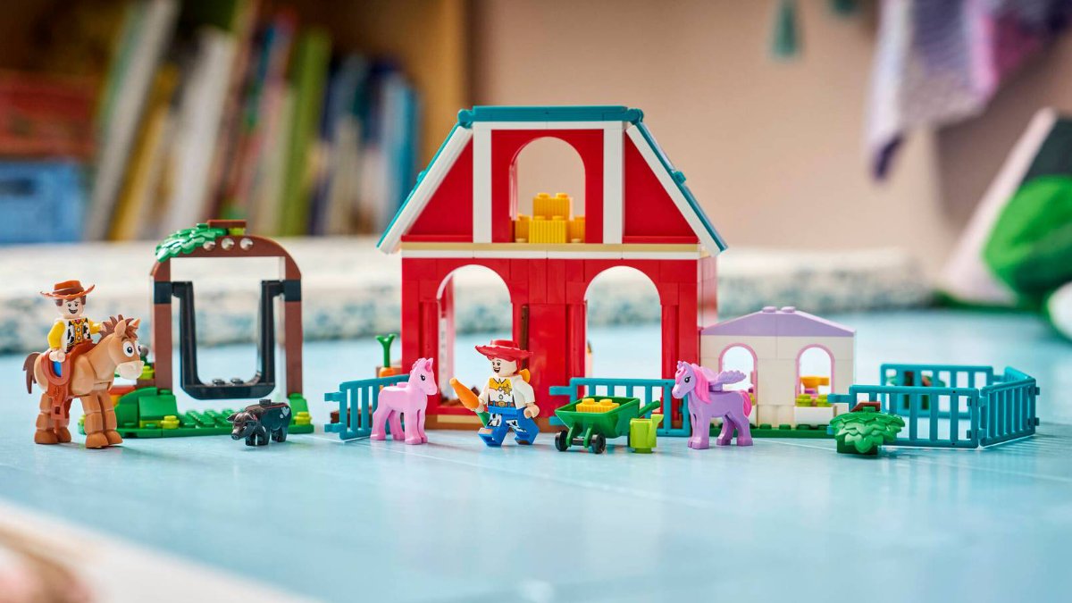 BrickFanatics's tweet image. Another new LEGO Toy Story 5 set has been revealed, bringing back the Bullseye figure after 16 years and only two prior appearances.

brickfanatics.com/bullseye-is-ba…

#LEGO #Disney #ToyStory5 #LEGONews