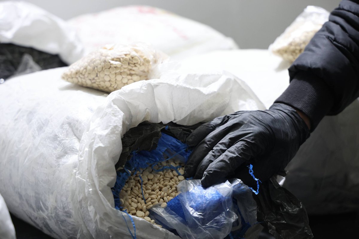 QalaatAlMudiq's tweet image. #Syria: a joint operation yesterday with Turkish Intelligence, followed today by cooperation with the Iraqi Narcotics Department.  

The Anti-Narcotics Department carried out raids in Damascus &amp;amp; Homs provinces, targeting an international drug network &amp;amp; foiling an attempt to