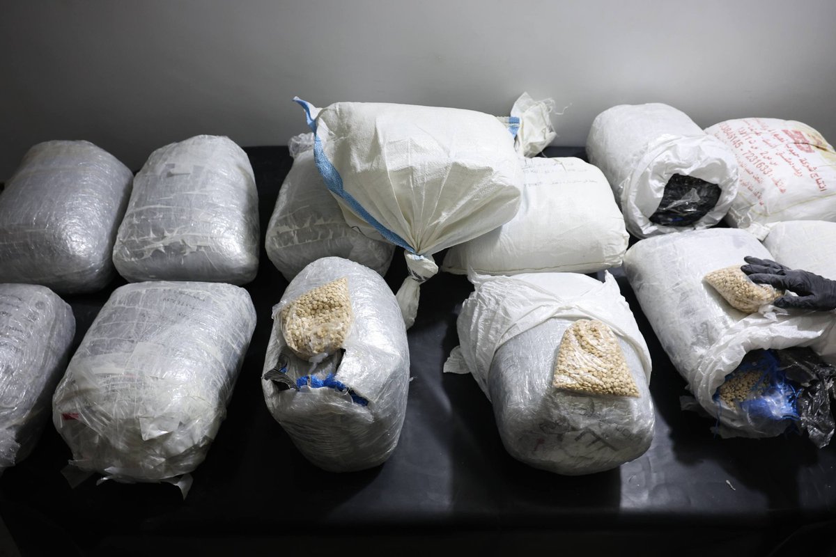 QalaatAlMudiq's tweet image. #Syria: a joint operation yesterday with Turkish Intelligence, followed today by cooperation with the Iraqi Narcotics Department.  

The Anti-Narcotics Department carried out raids in Damascus &amp;amp; Homs provinces, targeting an international drug network &amp;amp; foiling an attempt to