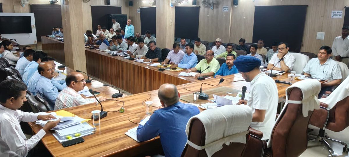 SultanpurDm's tweet photo. दिनांक 26.04.2026 को विकास कार्यों एवं 50 लाख से अधिक लागत वाली निर्माणाधीन परियोजनाओं की प्रगति समीक्षा बैठक सीएम डैशबोर्ड पोर्टल के माध्यम से आयोजित कर सम्बन्धित को दिये गये आवश्यक दिशा-निर्देश। https://t.co/k9N7iIvQjU