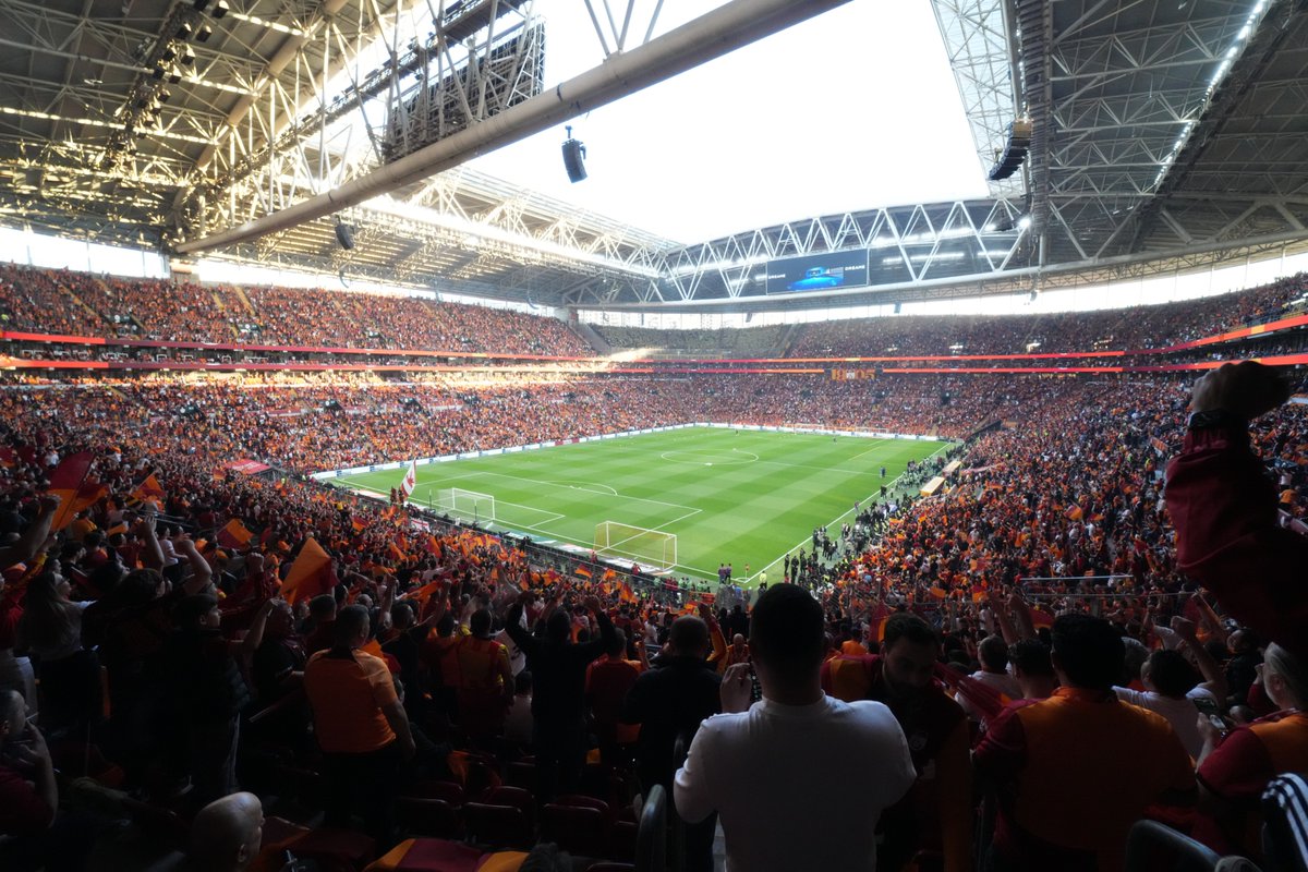 GalatasaraySK's tweet image. 🦁 Büyük Galatasaray taraftarı her zaman ve her yerde olduğu gibi takımını #NextLevel’a taşımak için tribünde! 🙌 @Pasifikholding

#GSvFB
