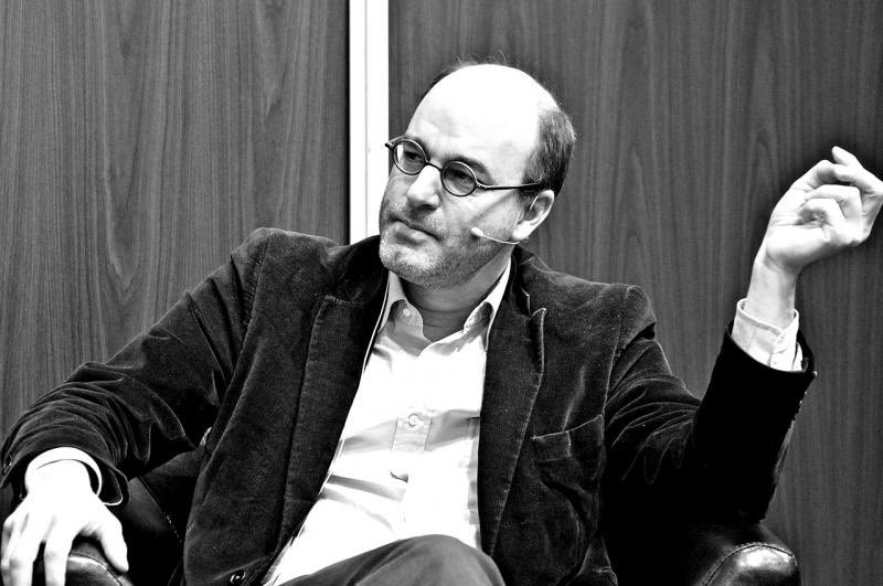 في كتابه "نظام التفاهة"  يقول الفيلسوف الأمريكي "آلان دونو": 

"إن التافهين قد حسموا المعركة لصالحهم في هذه الأيام، لقد تغير الزمن زمن الحق والقيم ، ذلك أن التافهين أمسكوا بكل شيء، بكل تفاهتهم وفسادهم؛ فعند غياب القيم والمبادئ الراقية، يطفو الفساد المبرمج ذوقاً وأخلاقاً وقيماً؛