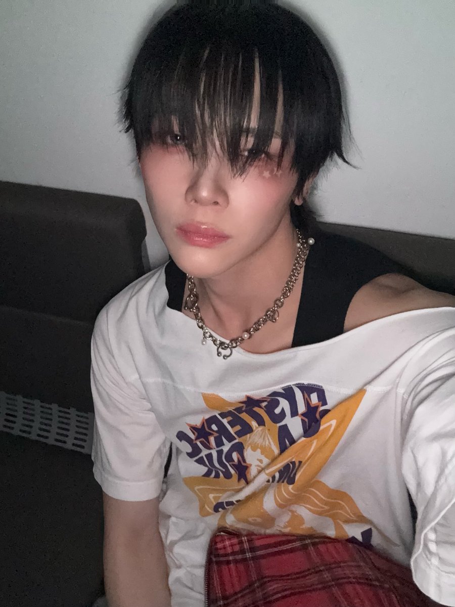 luvyudaii's tweet photo. thank god you are not a photocard https://t.co/t0D4wSsmR3