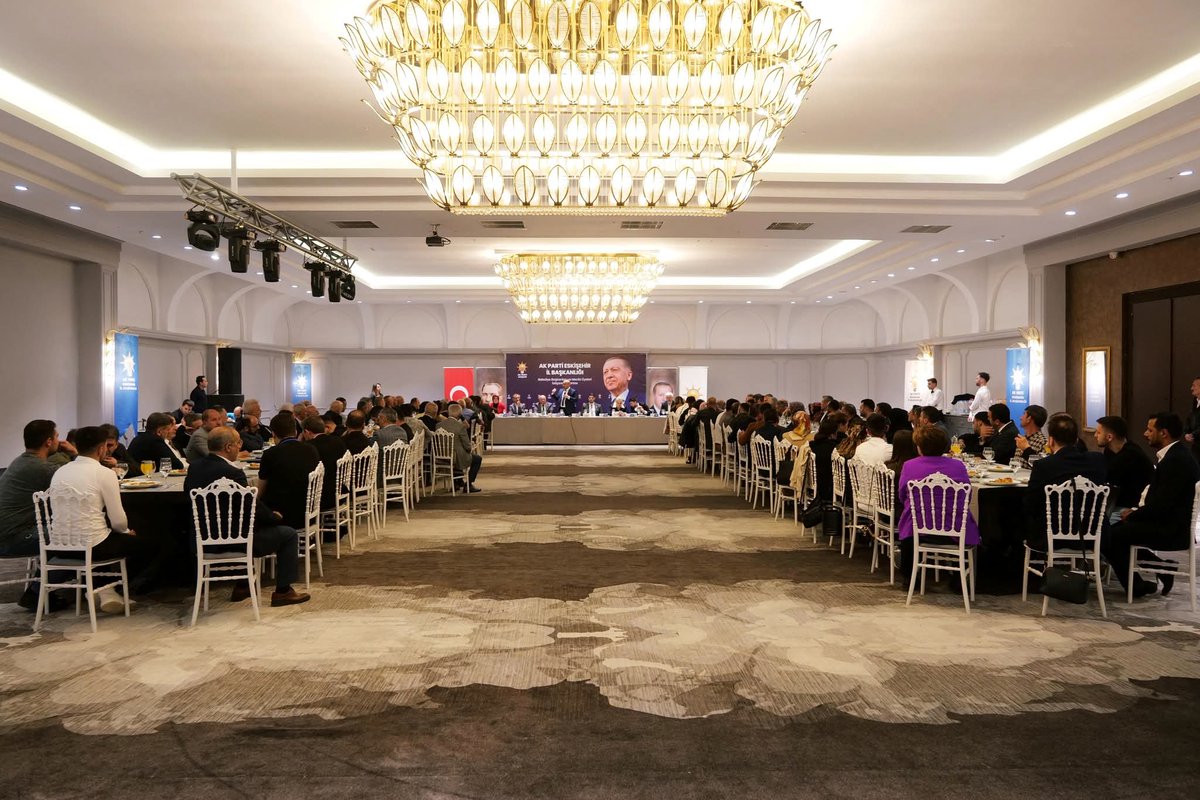 ferihaertorun26's tweet photo. İl Başkanlığımız tarafından düzenlenen Belediye Başkanları ve Meclis Üyeleri İstişare Toplantısı’na katılım sağladık.
Belediye başkanlarımız, ilçe başkanlarımız ve meclis üyelerimizle birlikte; şehrimizin gündemini, özellikle ESKİ’de yaşanan ve kamuoyunun vicdanını yaralayan sahte evrak sürecini kapsamlı şekilde değerlendirdik. Yapılan istişarelerle önümüzdeki sürece dair yol haritamızı ele aldık.
Eskişehir’imiz için ilk günkü azim ve kararlılıkla çalışmaya devam ediyoruz. Durmak yok, yola devam!