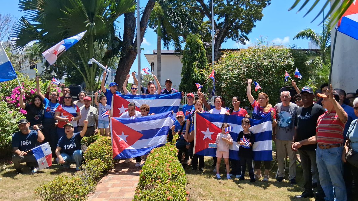 Orestes_PP's tweet image. Domingo de apoyo a #Cuba 🇨🇺 en #Panamá 🇵🇦, de Caravana de más de 20 autos contra bloqueo criminal de EEUU, de banderas y canciones, de cubanos residentes y amigos de la solidaridad reunidos en Embajada. Gracias a todos por tanto apoyo. Viva Cuba.

#TumbaElBloqueo 🇵🇦🇵🇦🇵🇦🇨🇺🇨🇺🇨🇺.
