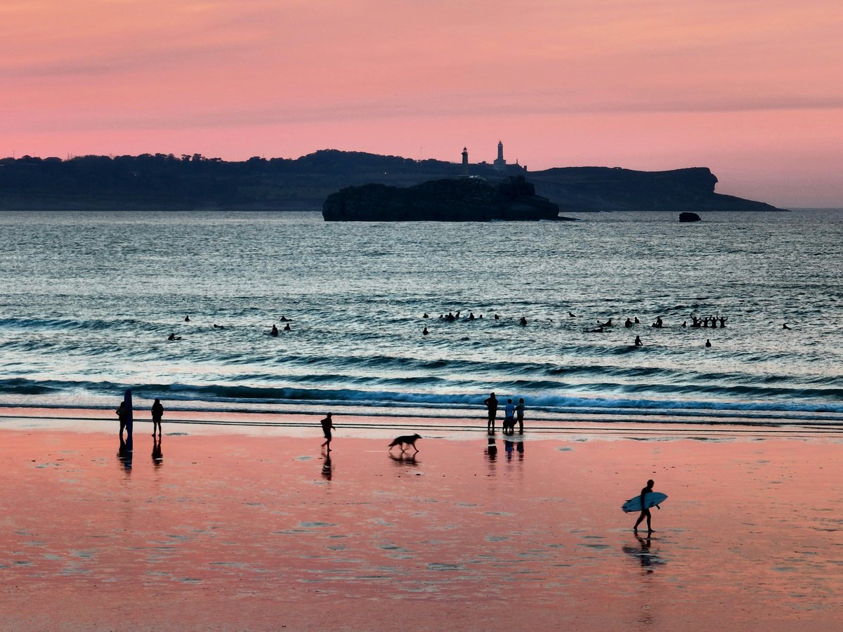 Mainline_Travel's tweet image. A surfer's paradise in Santander. We love how the pink sky is reflected in the wet sand in this image. 
.
.
.
.
#SundaySunsets #SunsetPhotography #SunsetReflections #Santander #SantanderSpain