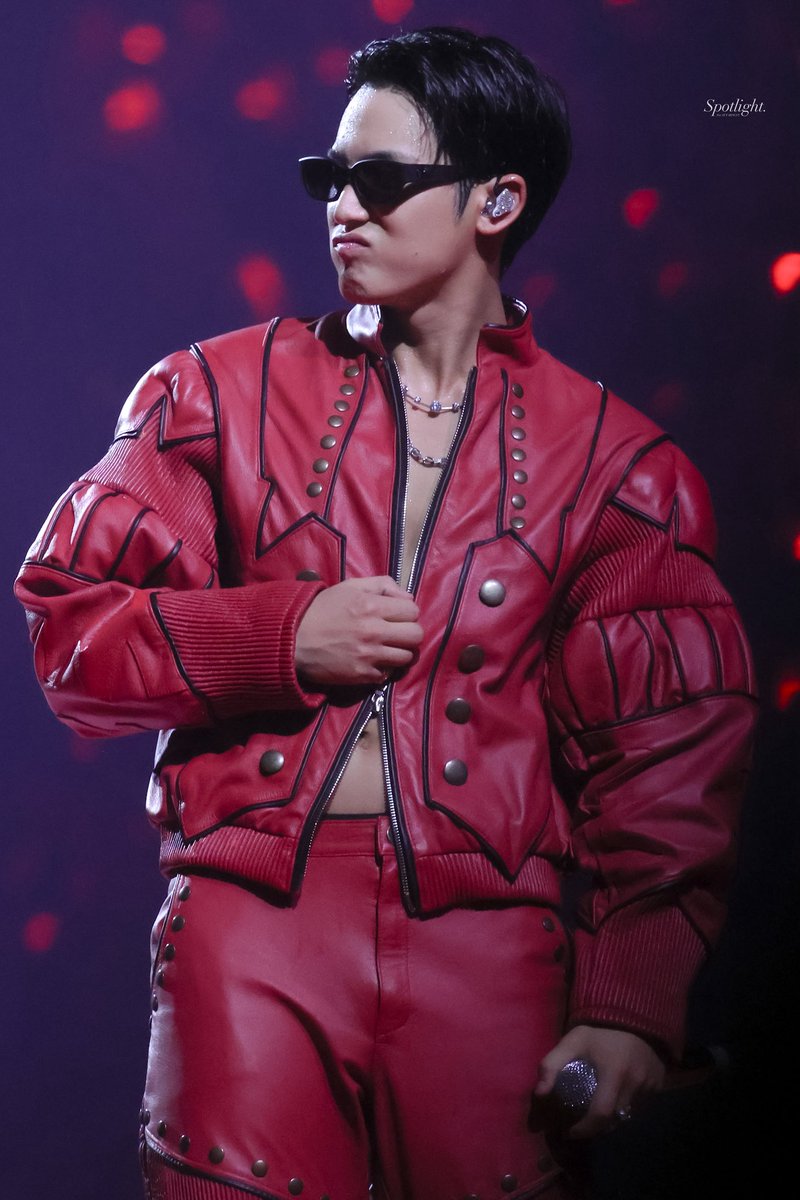 TheePopCore's tweet photo. SEVENTEEN’s Mingyu looks strikingly fine and handsome in new concert photos. https://t.co/PCRnZrezxR