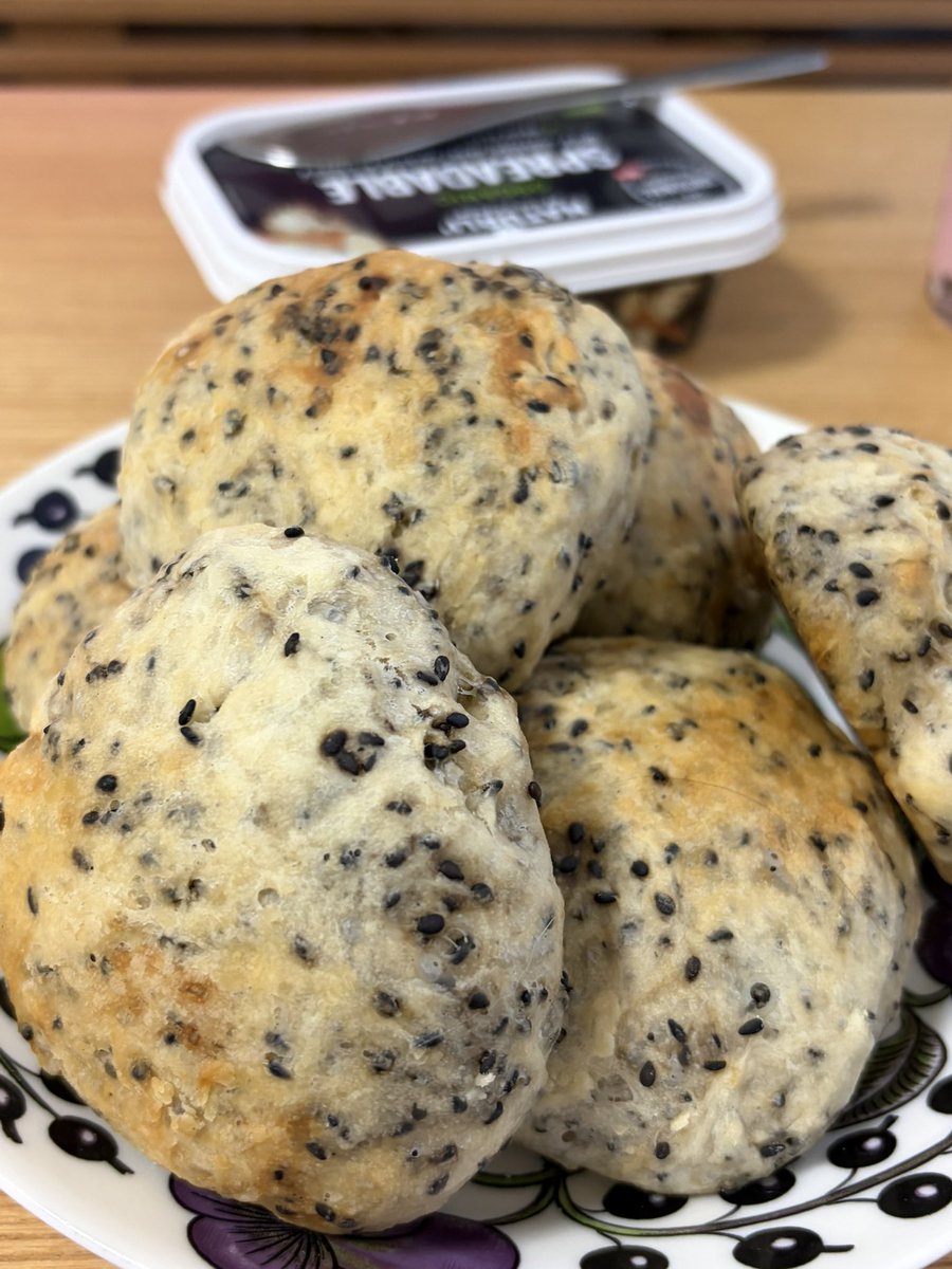 LucierIto's tweet image. 今日はなんだか眠すぎて動けなくて、お昼までぐだぐだした後😝カンパーニュと胡麻パン焼いた🩵🍞
Veganバターと✨
#vegan