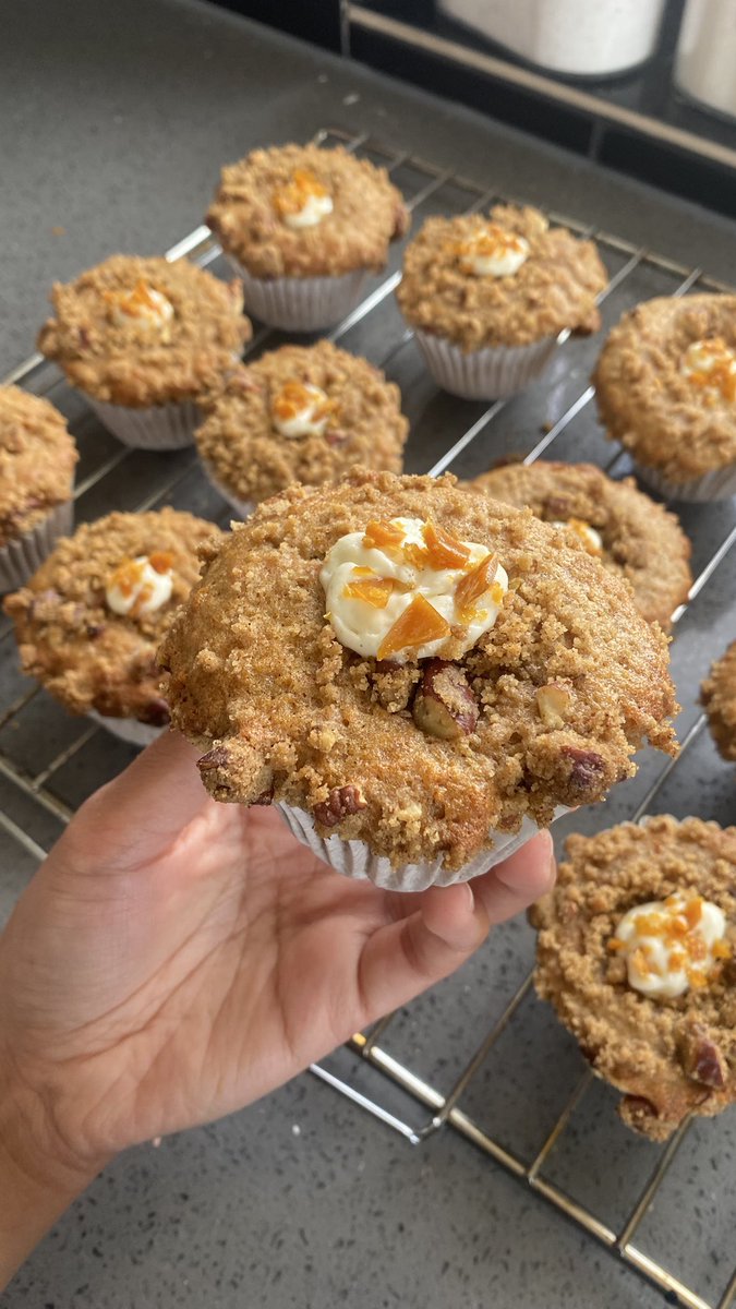 breadwtears's tweet photo. april- carrot muffin with cream cheese filling 🥕 https://t.co/BAwTBg5pt5