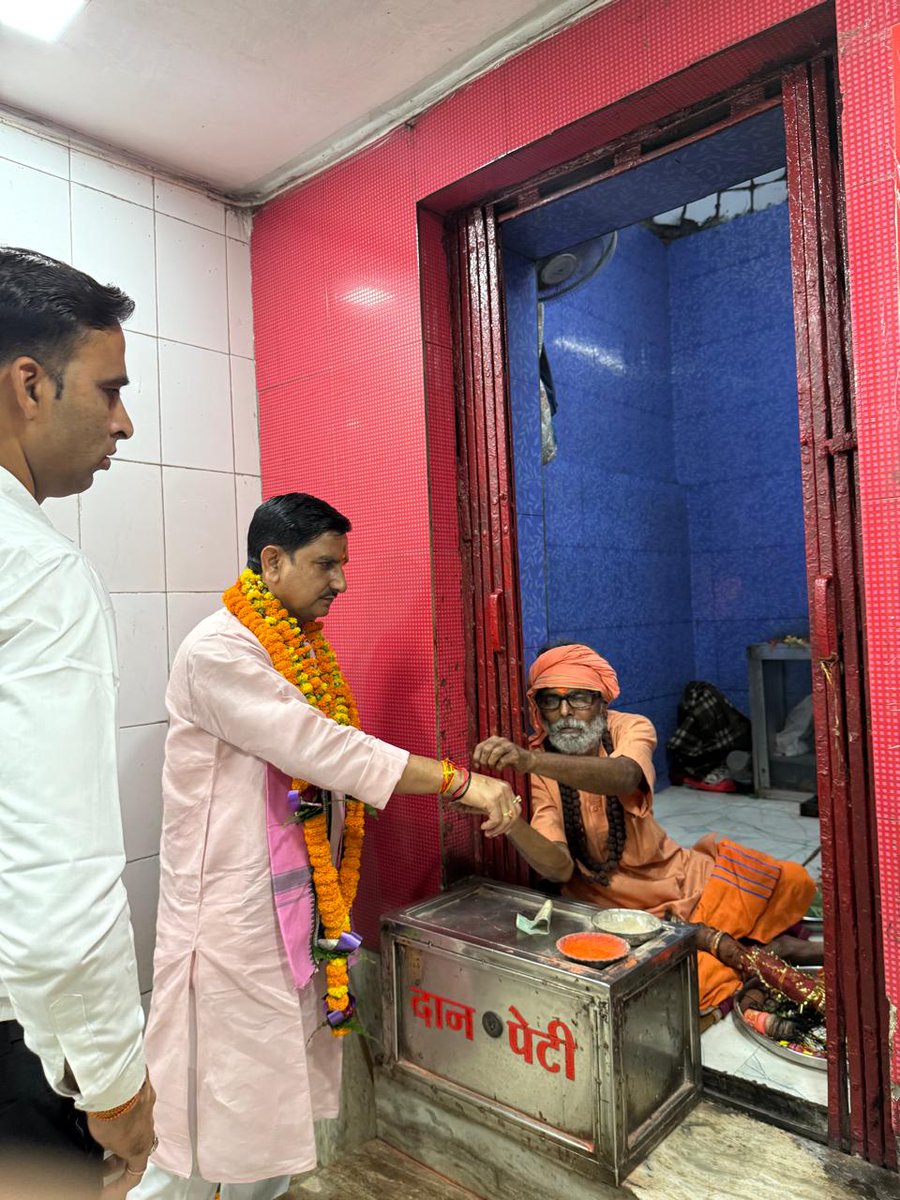 tokhansahu_bjp's tweet image. आज रतनपुर स्थित श्री सिद्धि तंत्र पीठ भैरव मंदिर में दर्शन कर पूजा-अर्चना की।

इस पावन अवसर पर प्रदेश एवं देश की सुख-समृद्धि, शांति और जनकल्याण की कामना की।

@bjp4cgstate @bjp4india 
#hamarsansadhamartokhan 
#cultureandtraditions #onenation
