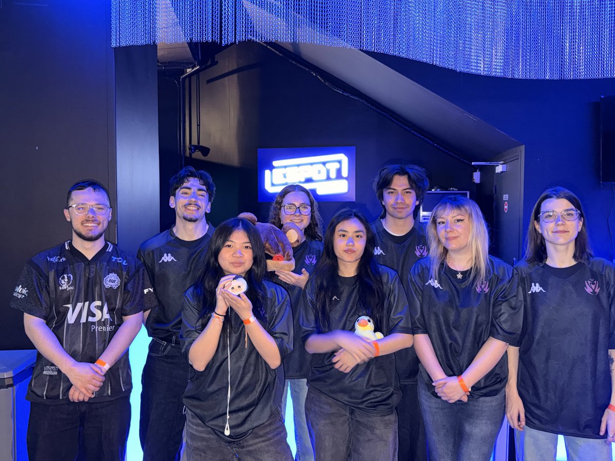 _MillionFlowerz's tweet photo. TOP 5/6 - RTS#5 🏆

LAN terminée, et c'est une réussite.

On finit avec un excellent résultat malgré un day1 qui aurait pu nous faire douter, nos joueuses ont su faire preuve d'une résilience exceptionnelle durant tout l'évènement donc on est trop fier de vous ! 💪

Merci à nos joueuses @oceyyt, @Aglaonde, @naovlr, @evakachu, @zeliaavlr pour les matchs et les émotions c'était une LAN trop cool à vivre avec vous !

#MFZONTOP 💜🖤
