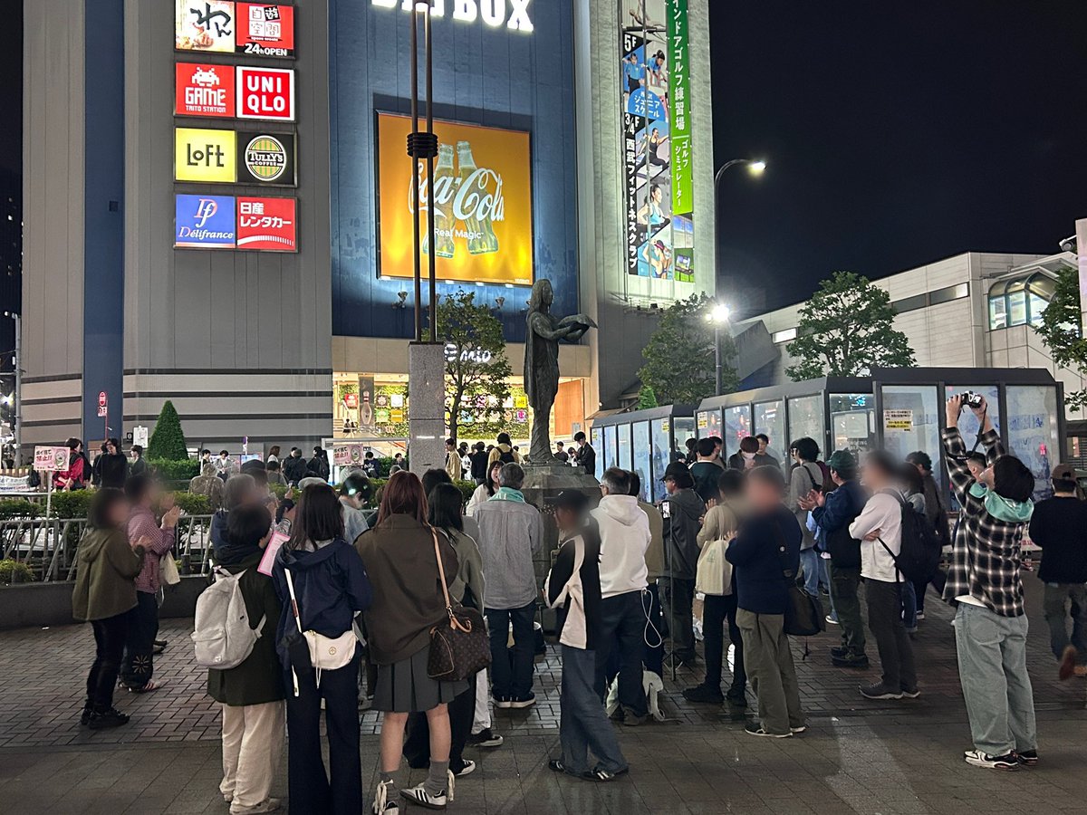 miyaalive's tweet photo. #こまり🧸最後の高田馬場ストリート

新宿からのハシゴでラスト高田馬場路上はトムが加わってのカホンコラボ！
約2時間・なんと21曲完走

最終曲は『生きることをやめないで』
♬あなたとまたどこかで会えるように https://t.co/er7JMQ7hEU