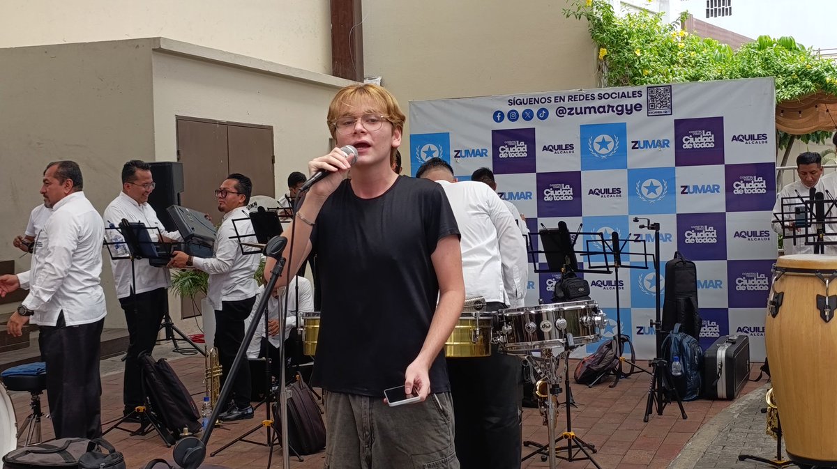 Rommel Navas, artista invitado a Baladas Forever de ZUMAR, deleitó con su melodiosa voz a los asistentes a Ruta Centro.
Gracias a la gestión del Alcalde Aquiles Alvarez, estos espacios ayudan a la reconstrucción del tejido social en la #CiudadDeTodos porque #AsiSeHaceGuayaquil