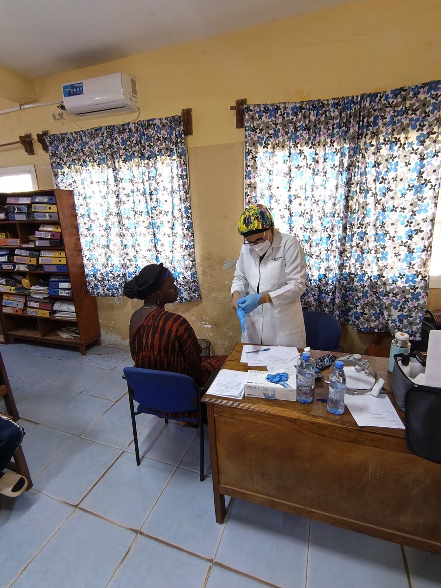 La solidaridad no conoce fronteras. Hermanados por la salud, nuestros médicos cubanos brindaron asistencia a los profesores y a la comunidad estudiantil de la Escuela SOS Children's en Bissau. 🇨🇺🤝🇬🇼 #CooperaciónMédica #CubaPorLaSalud #CubaCoopera #BMCGuineaBissau