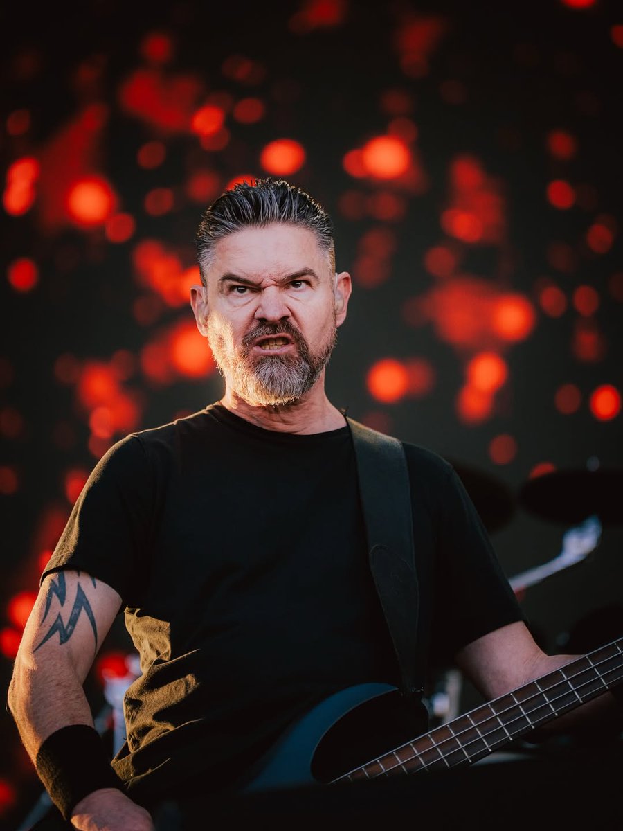 HontzaP's tweet photo. "La potencia de @SoziAlkoholika se tomó el escenario de @Rockout_Fest en su esperado regreso a Chile, desatando una descarga brutal de energía, actitud y riffs".
📸: @ZumbidoCL  ( @naranjadelbosque)
#SoziedadAlkoholika #santiagodechile #chile #rockout #RockOutFest #zumbido #fotos https://t.co/qSvINzoQlG