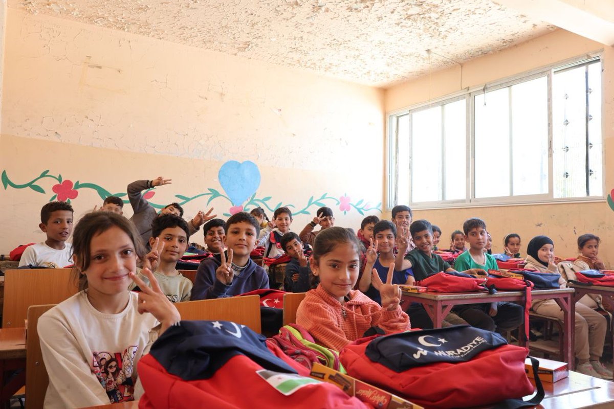 QalaatAlMudiq's tweet image. #Syria: the Turkish Red Crescent distributed today 2,000 school bags in area of Deir Hafer (E. #Aleppo) - sweets included.